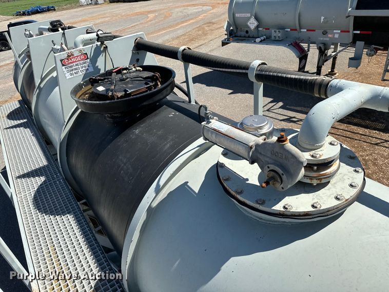 image for item EJ0544 2006 Worley tank trailer