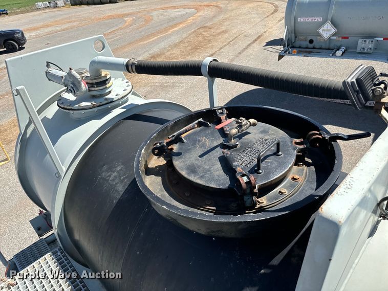 image for item EJ0544 2006 Worley tank trailer