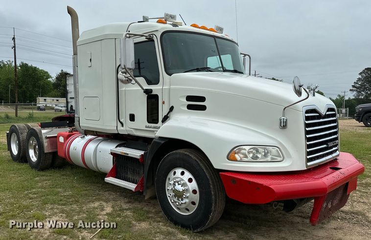 image for item EJ0592 2013 Mack CXU613 semi truck