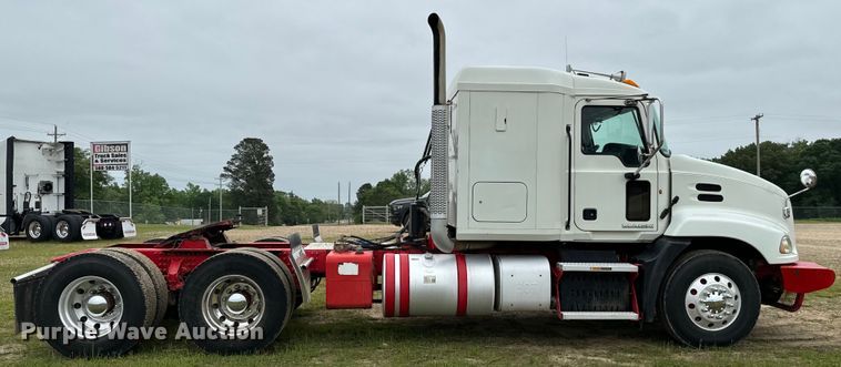 image for item EJ0592 2013 Mack CXU613 semi truck