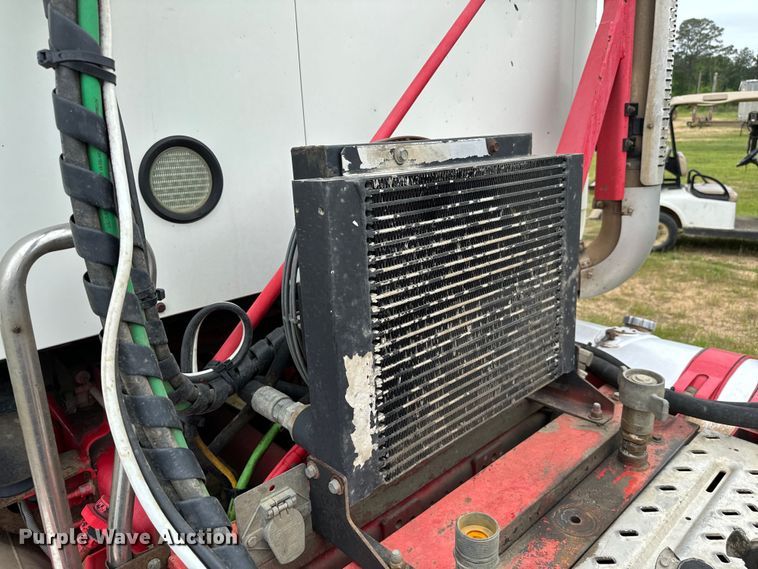 image for item EJ0592 2013 Mack CXU613 semi truck