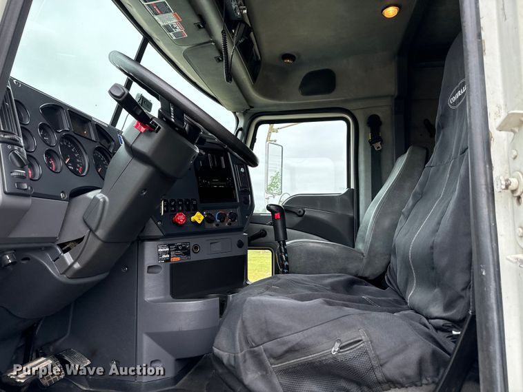 image for item EJ0592 2013 Mack CXU613 semi truck