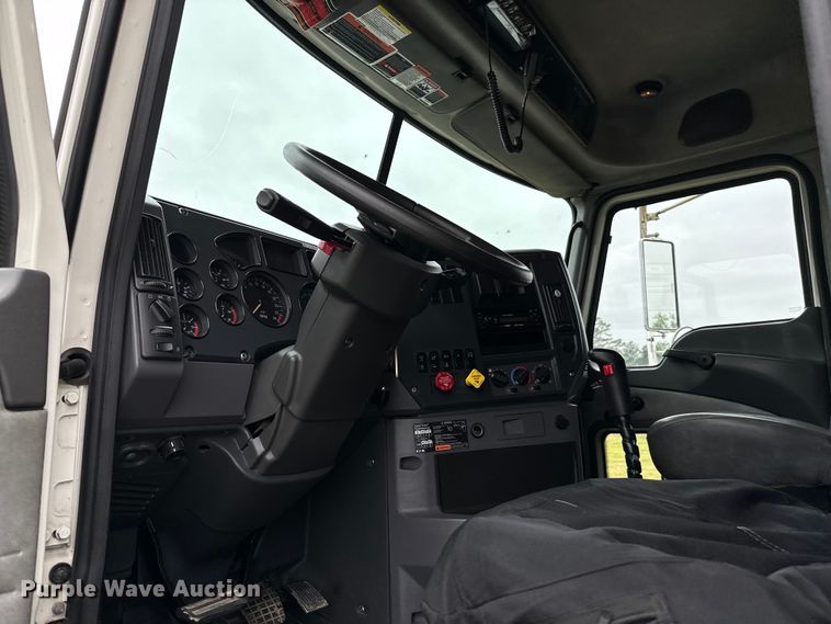 image for item EJ0592 2013 Mack CXU613 semi truck