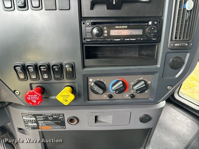 image for item EJ0592 2013 Mack CXU613 semi truck