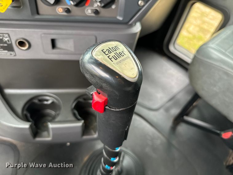 image for item EJ0592 2013 Mack CXU613 semi truck