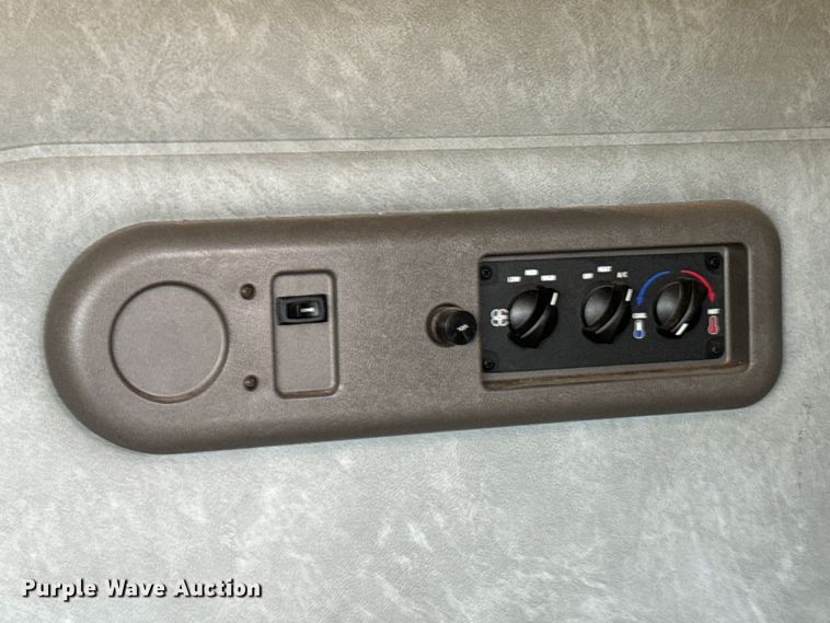 image for item EJ0592 2013 Mack CXU613 semi truck