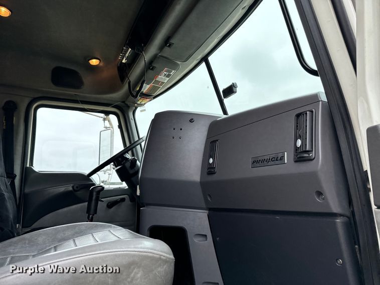 image for item EJ0592 2013 Mack CXU613 semi truck