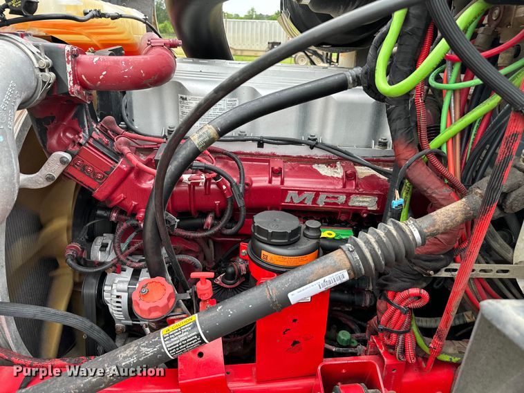 image for item EJ0592 2013 Mack CXU613 semi truck