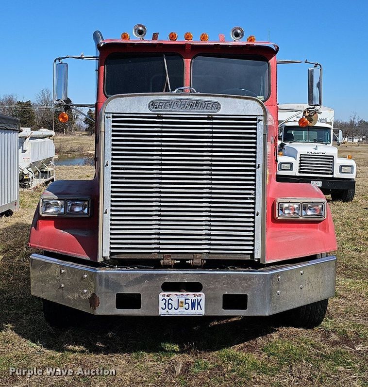 image for item EJ5910 1986 Freightliner semi truck
