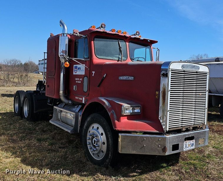 image for item EJ5910 1986 Freightliner semi truck