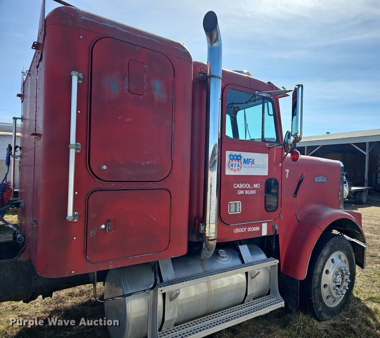 image for item EJ5910 1986 Freightliner semi truck