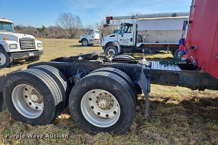 image for item EJ5910 1986 Freightliner semi truck