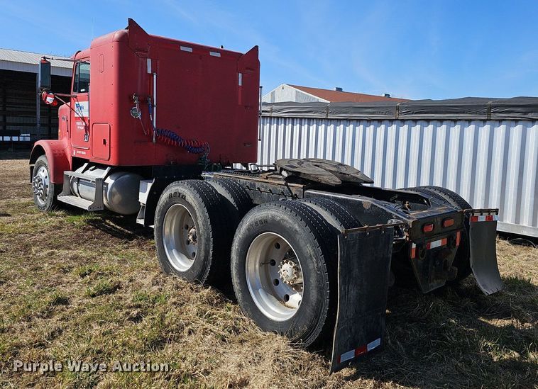 image for item EJ5910 1986 Freightliner semi truck