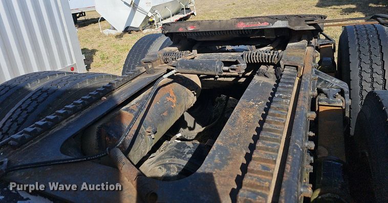 image for item EJ5910 1986 Freightliner semi truck