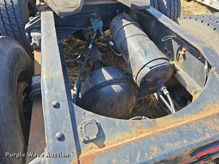 image for item EJ5910 1986 Freightliner semi truck