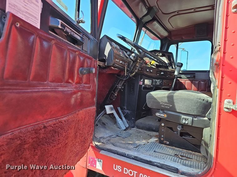 image for item EJ5910 1986 Freightliner semi truck