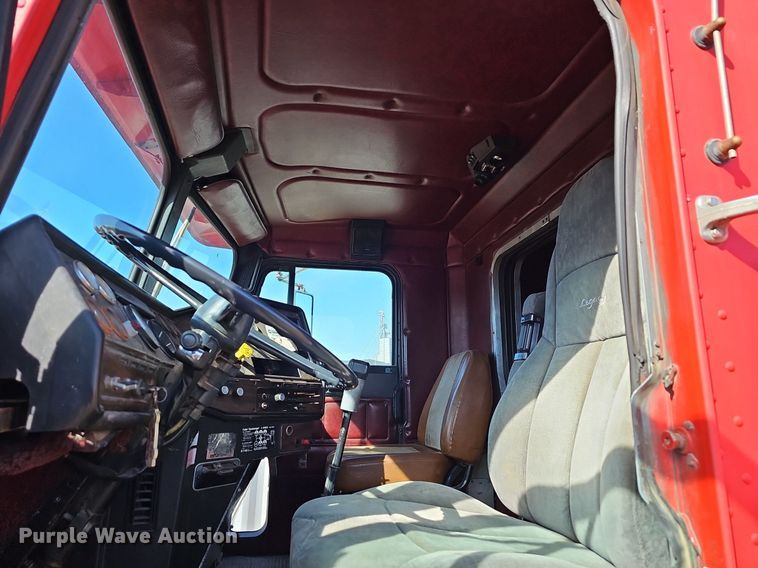 image for item EJ5910 1986 Freightliner semi truck