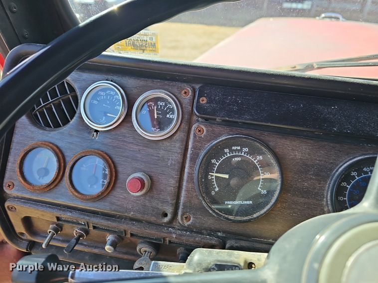 image for item EJ5910 1986 Freightliner semi truck