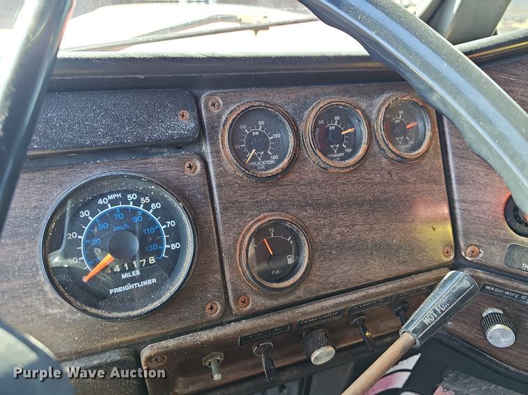 image for item EJ5910 1986 Freightliner semi truck