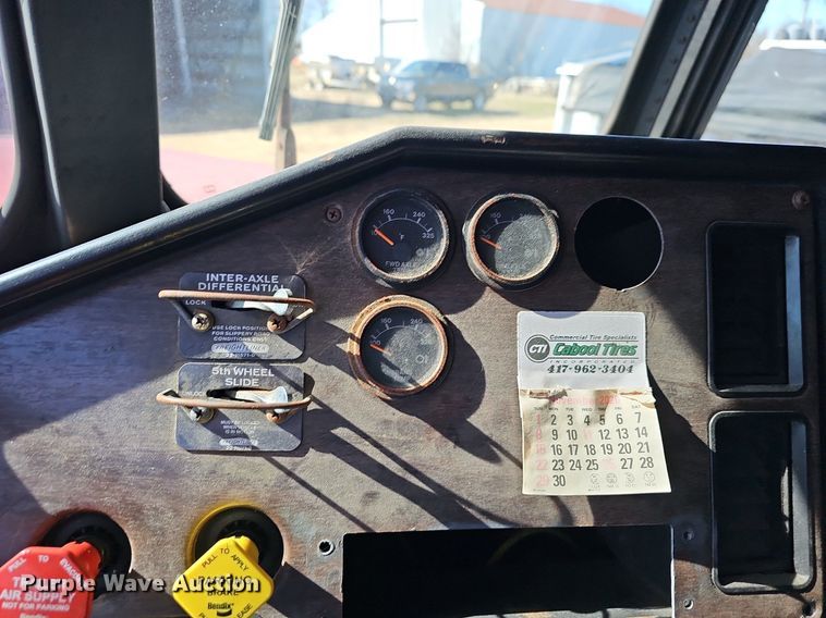 image for item EJ5910 1986 Freightliner semi truck