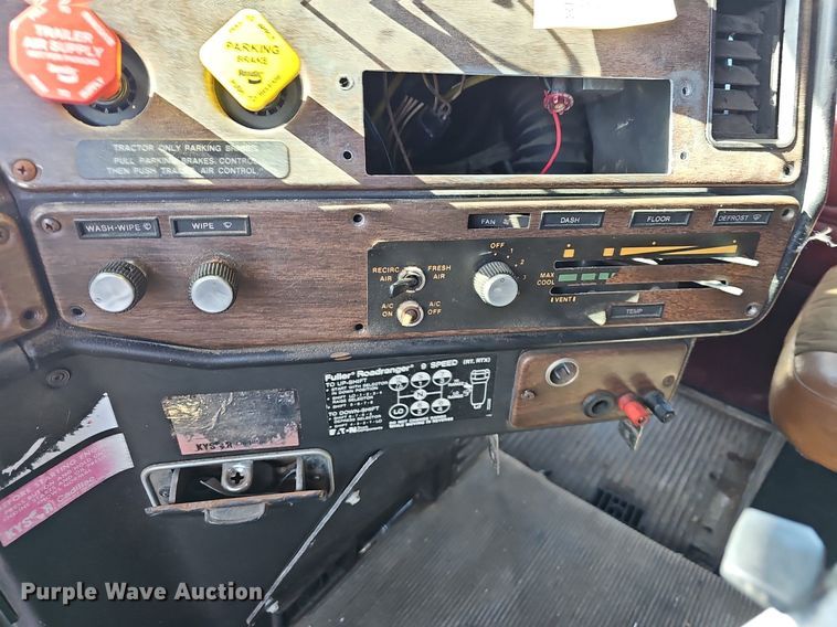 image for item EJ5910 1986 Freightliner semi truck