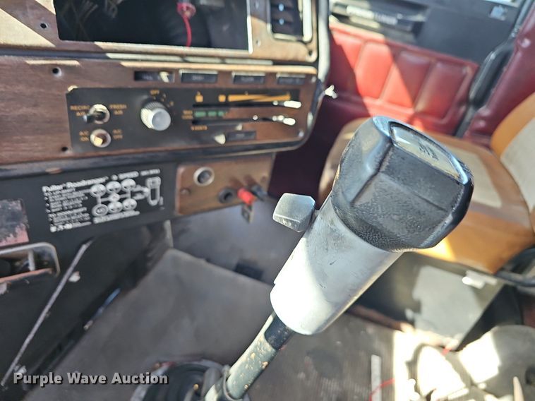 image for item EJ5910 1986 Freightliner semi truck