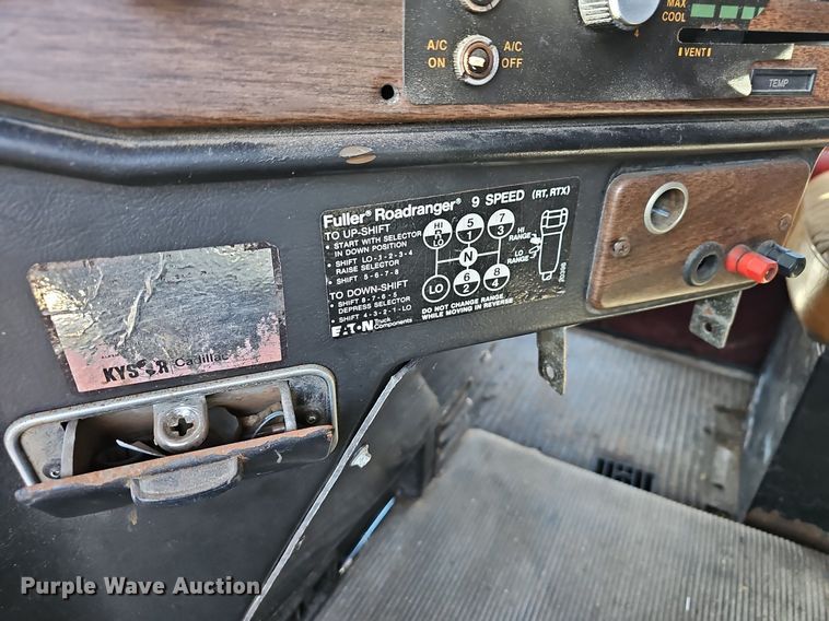 image for item EJ5910 1986 Freightliner semi truck