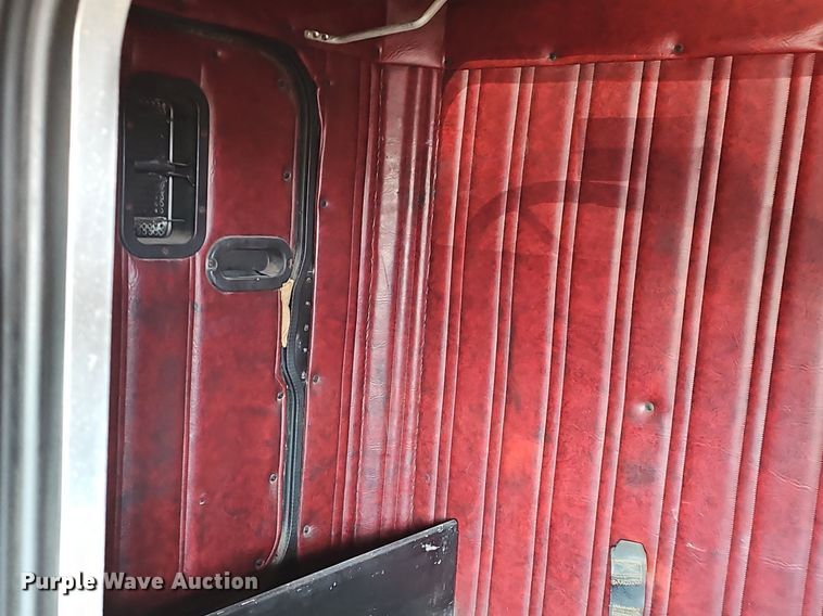 image for item EJ5910 1986 Freightliner semi truck