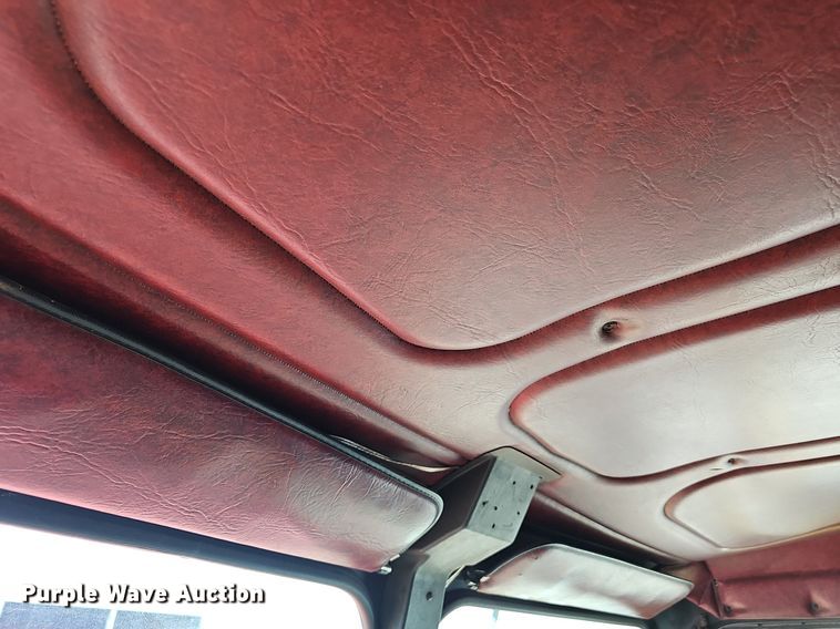 image for item EJ5910 1986 Freightliner semi truck