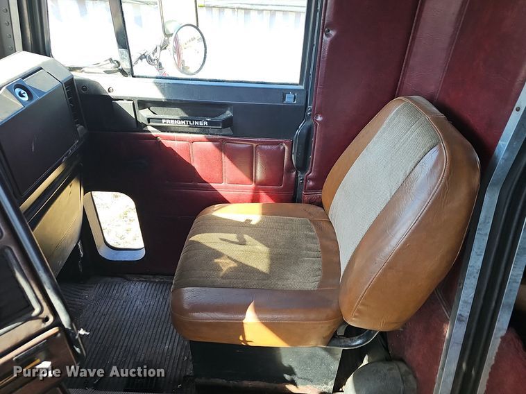 image for item EJ5910 1986 Freightliner semi truck