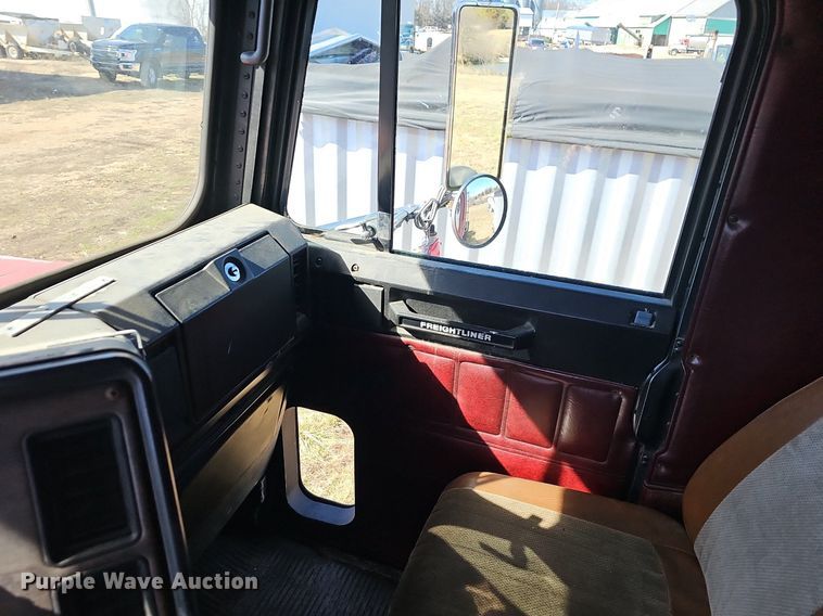 image for item EJ5910 1986 Freightliner semi truck