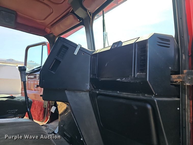 image for item EJ5910 1986 Freightliner semi truck