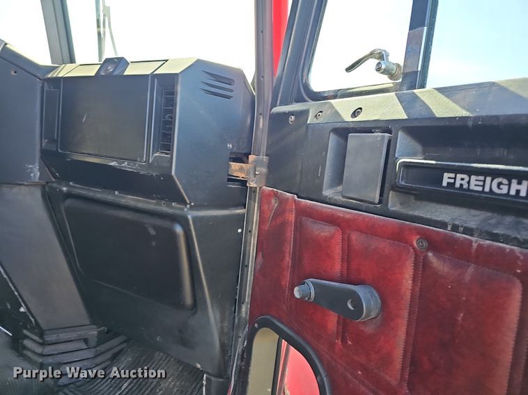 image for item EJ5910 1986 Freightliner semi truck