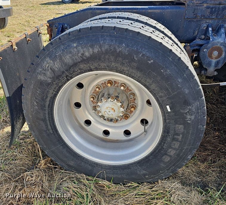 image for item EJ5910 1986 Freightliner semi truck