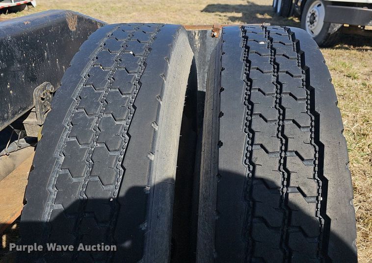 image for item EJ5910 1986 Freightliner semi truck