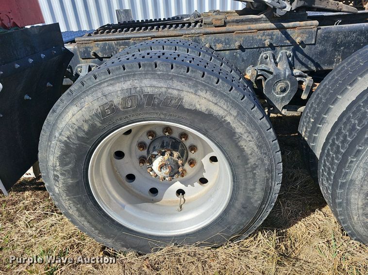 image for item EJ5910 1986 Freightliner semi truck