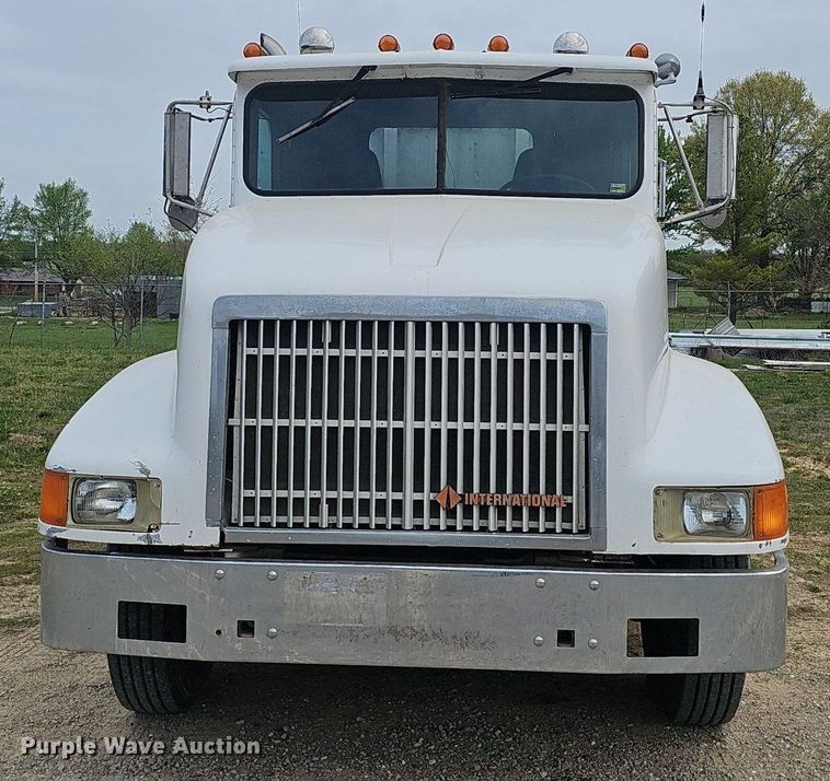 image for item EJ6301 1992 International 9400 semi truck