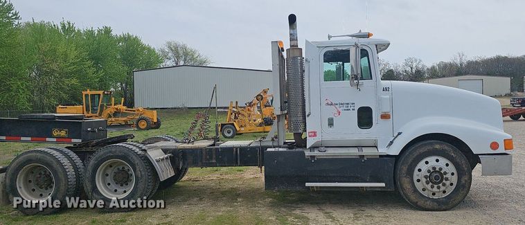 image for item EJ6301 1992 International 9400 semi truck