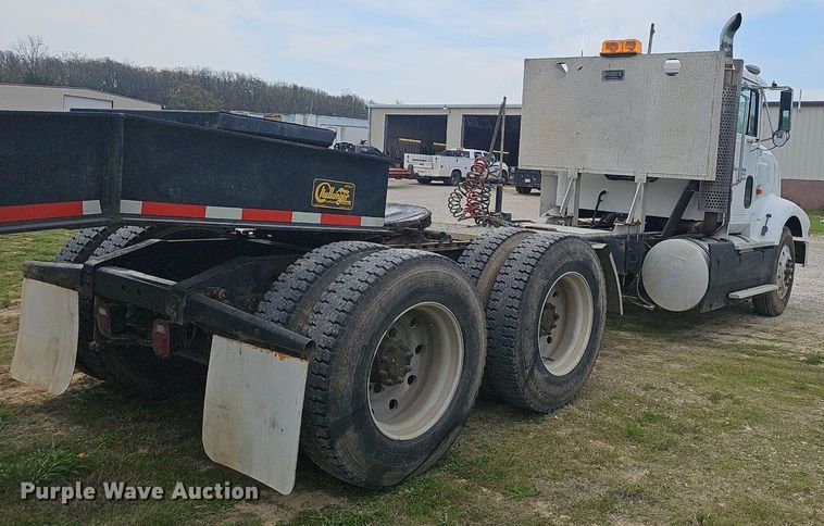 image for item EJ6301 1992 International 9400 semi truck