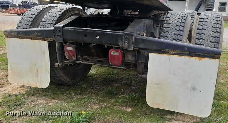 image for item EJ6301 1992 International 9400 semi truck