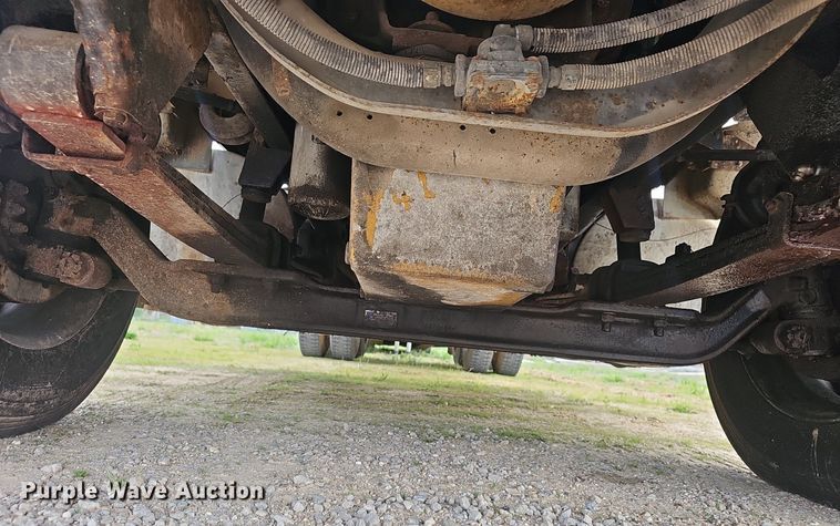 image for item EJ6301 1992 International 9400 semi truck