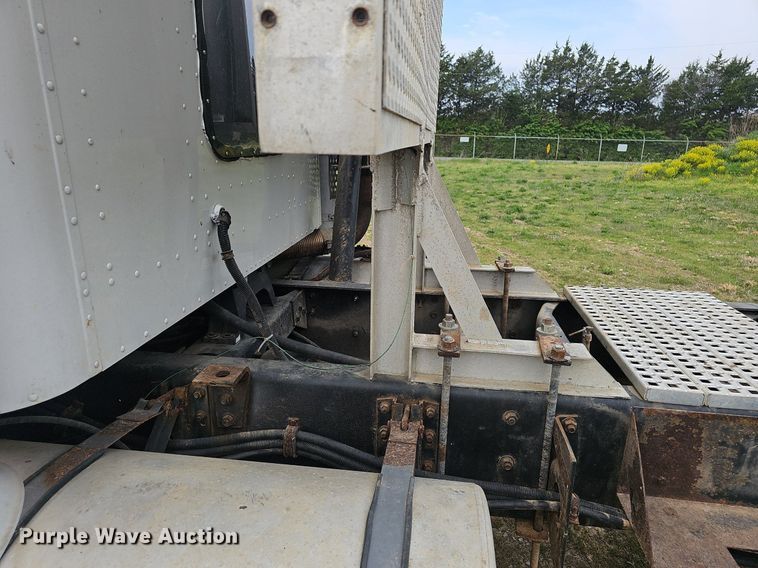 image for item EJ6301 1992 International 9400 semi truck