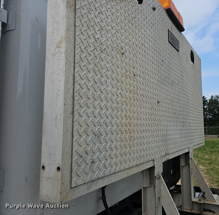 image for item EJ6301 1992 International 9400 semi truck