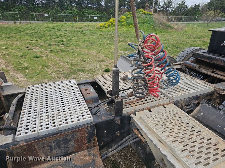 image for item EJ6301 1992 International 9400 semi truck