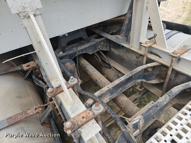 image for item EJ6301 1992 International 9400 semi truck