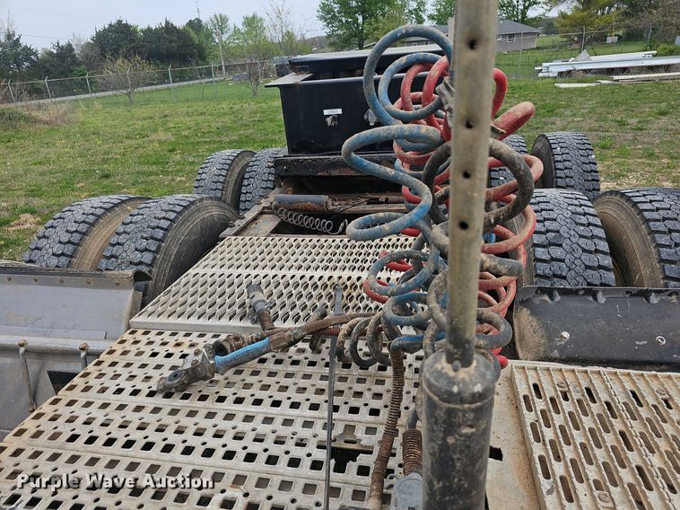 image for item EJ6301 1992 International 9400 semi truck