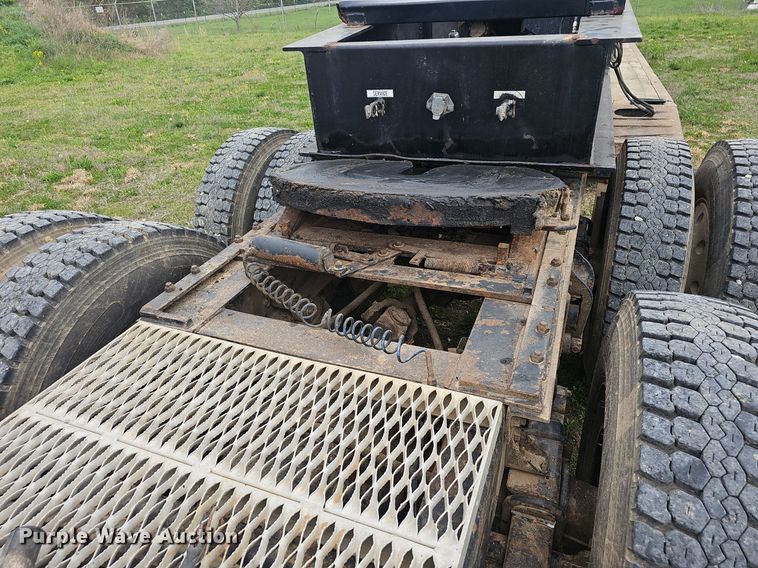 image for item EJ6301 1992 International 9400 semi truck