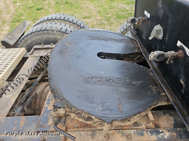 image for item EJ6301 1992 International 9400 semi truck