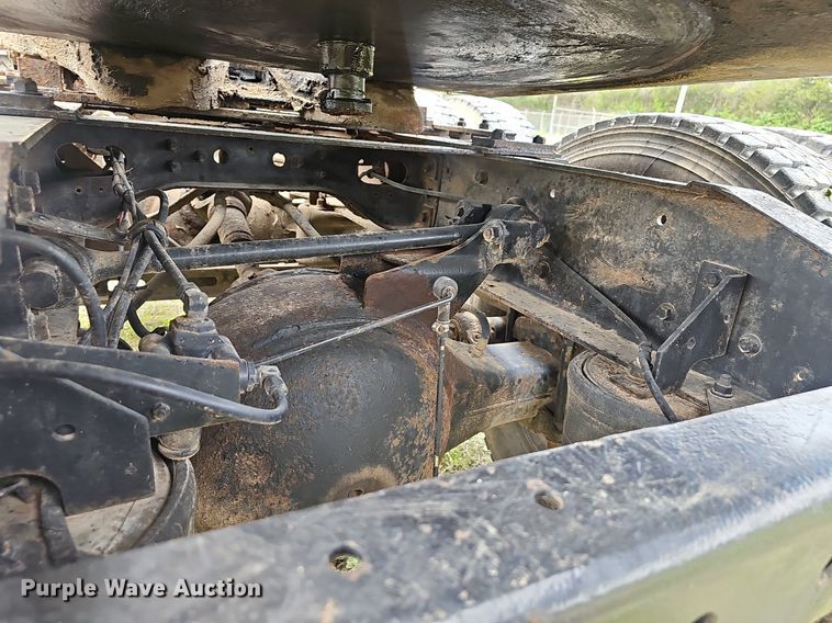 image for item EJ6301 1992 International 9400 semi truck