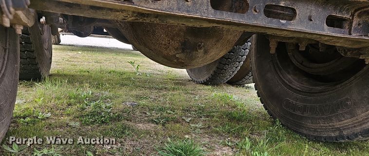 image for item EJ6301 1992 International 9400 semi truck